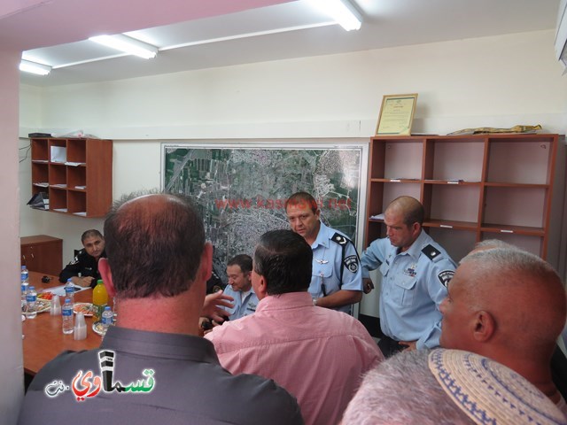 كفرقاسم : رئيس البلدية وجلسة طارئة مع قيادات الشرطة بعد تسلل بعض قطعان المستوطنين الى البلده ليلا 